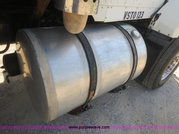 image for item D2136 2003 Kenworth T800 dump truck