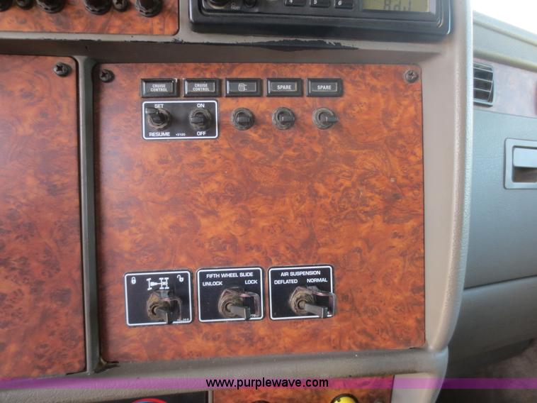 image for item D2136 2003 Kenworth T800 dump truck