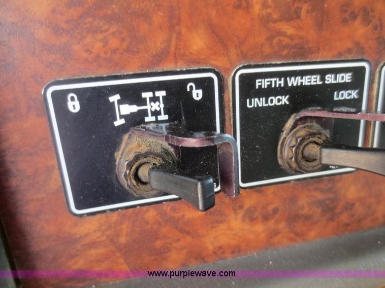 image for item D2136 2003 Kenworth T800 dump truck