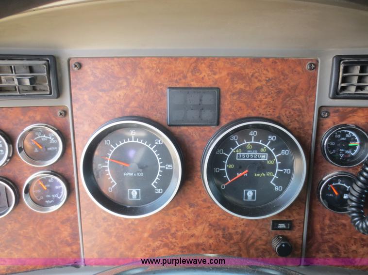 image for item D2136 2003 Kenworth T800 dump truck