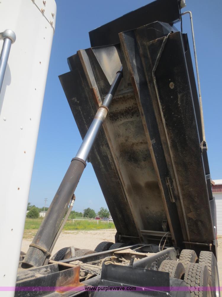 image for item D2136 2003 Kenworth T800 dump truck