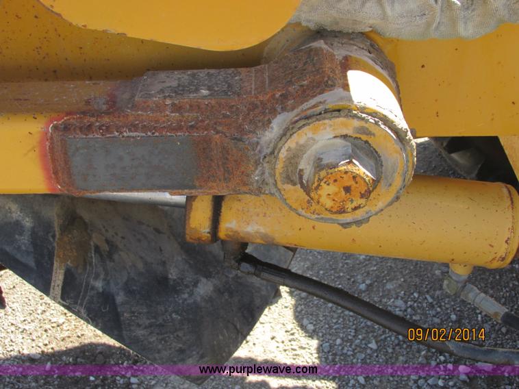 image for item E7861 2000 Vermeer V8550A rock saw