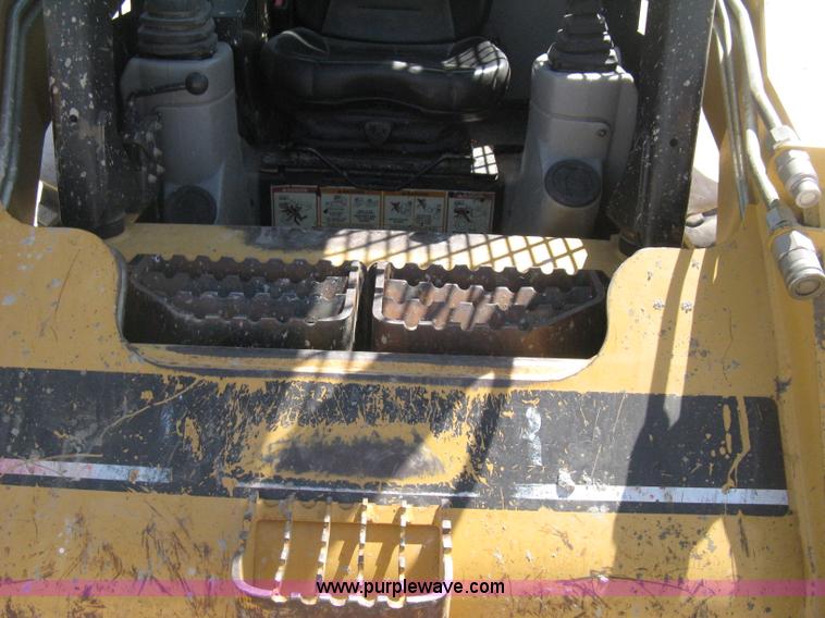 image for item E7871 2003 Caterpillar 262 skid steer