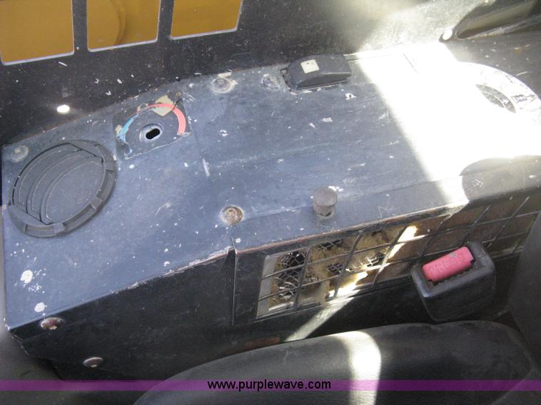 image for item E7871 2003 Caterpillar 262 skid steer