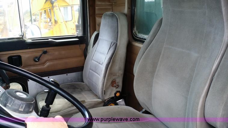 image for item E9001 1996 Peterbilt 357 spreader truck