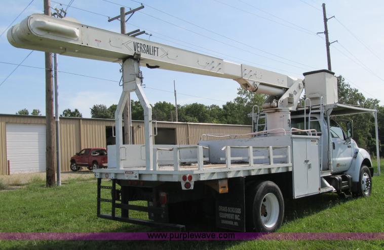 image for item F8814 2000 Ford F750 Super Duty XL boom truck