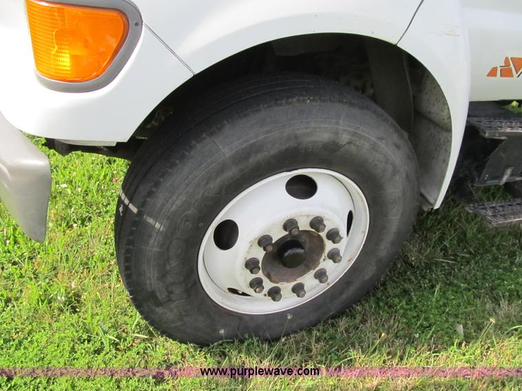 image for item F8814 2000 Ford F750 Super Duty XL boom truck