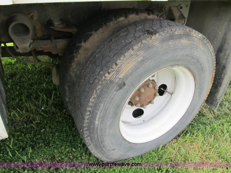 image for item F8814 2000 Ford F750 Super Duty XL boom truck