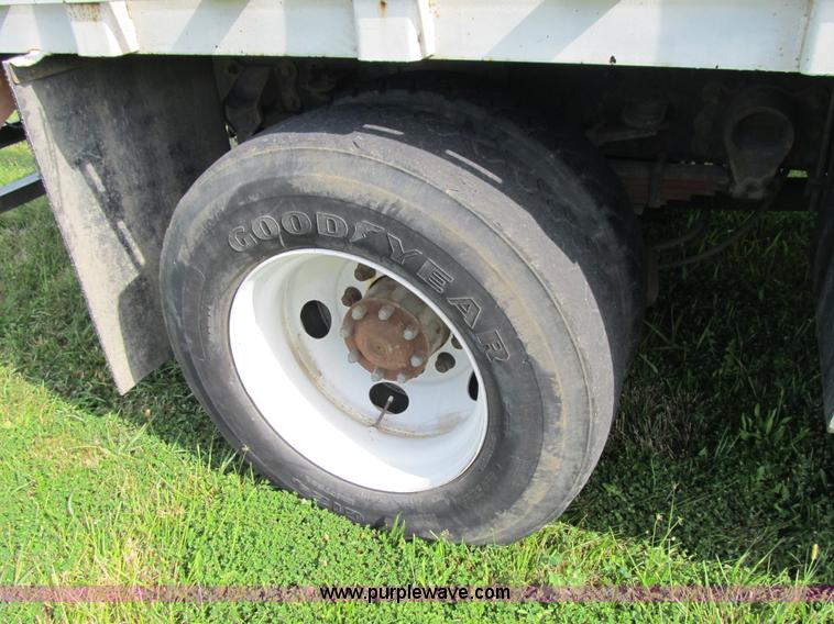 image for item F8814 2000 Ford F750 Super Duty XL boom truck