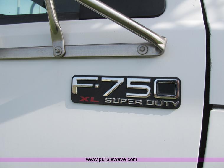image for item F8814 2000 Ford F750 Super Duty XL boom truck