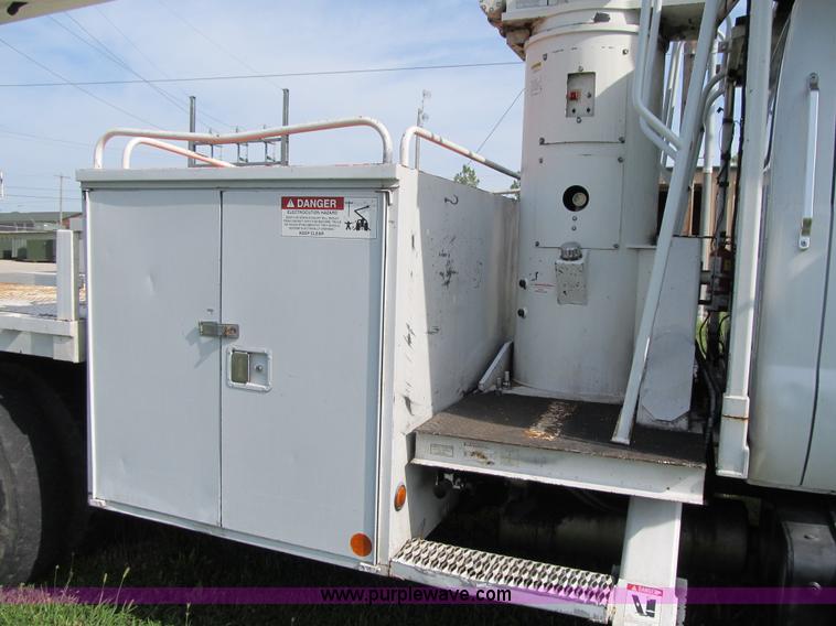 image for item F8814 2000 Ford F750 Super Duty XL boom truck