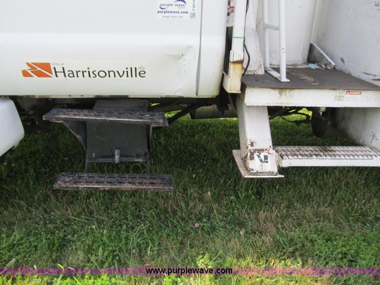 image for item F8814 2000 Ford F750 Super Duty XL boom truck