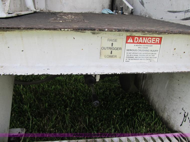 image for item F8814 2000 Ford F750 Super Duty XL boom truck