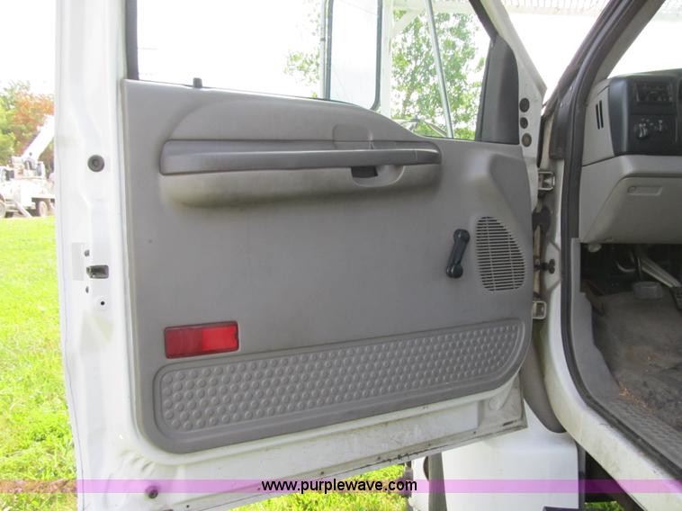 image for item F8814 2000 Ford F750 Super Duty XL boom truck