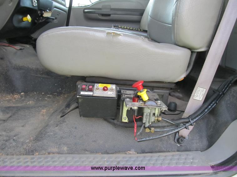 image for item F8814 2000 Ford F750 Super Duty XL boom truck