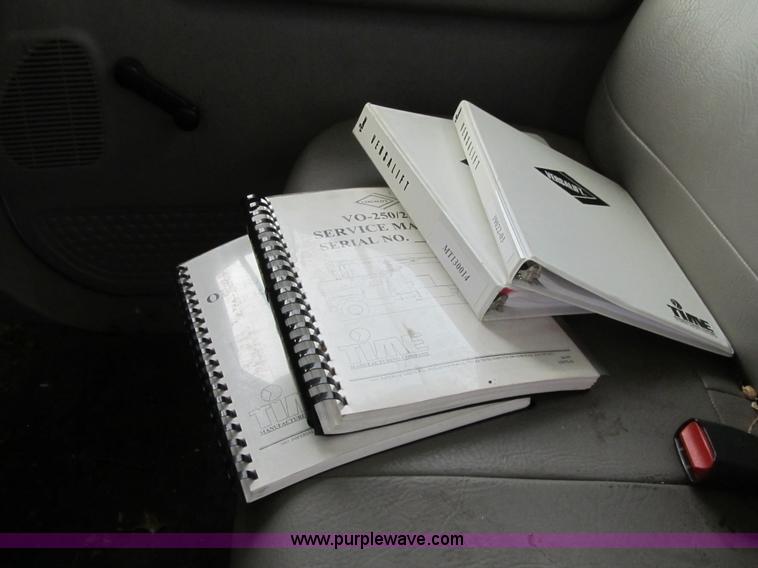 image for item F8814 2000 Ford F750 Super Duty XL boom truck