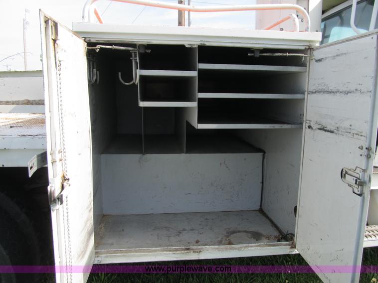 image for item F8814 2000 Ford F750 Super Duty XL boom truck