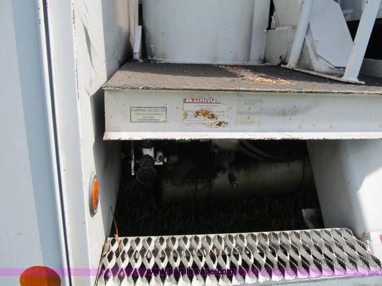 image for item F8814 2000 Ford F750 Super Duty XL boom truck