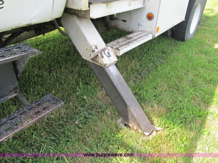 image for item F8814 2000 Ford F750 Super Duty XL boom truck