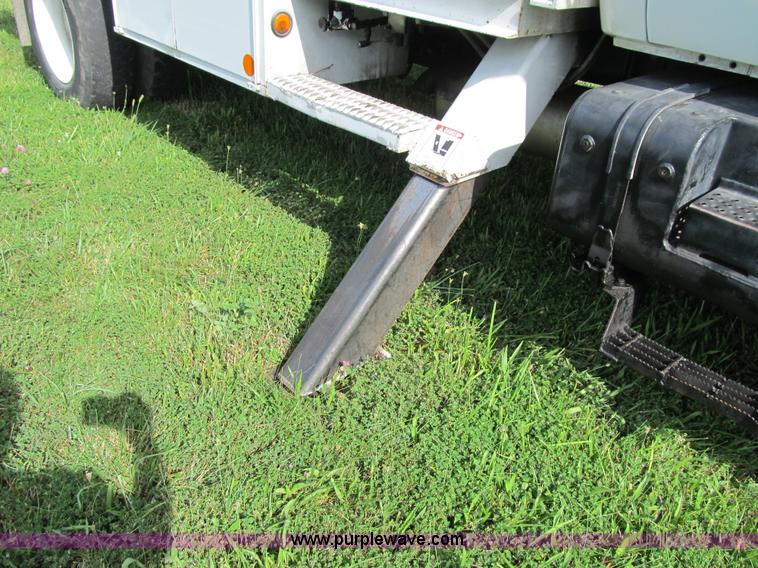 image for item F8814 2000 Ford F750 Super Duty XL boom truck