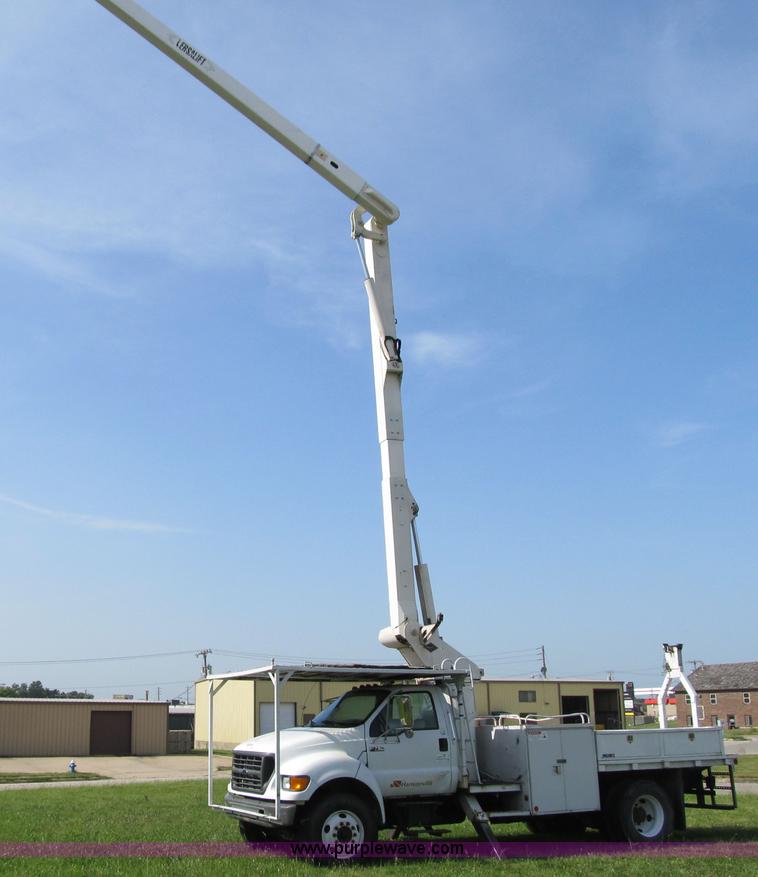 image for item F8814 2000 Ford F750 Super Duty XL boom truck