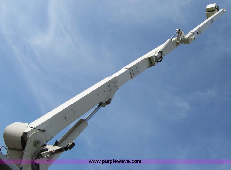 image for item F8814 2000 Ford F750 Super Duty XL boom truck