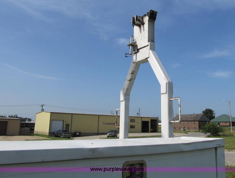 image for item F8814 2000 Ford F750 Super Duty XL boom truck