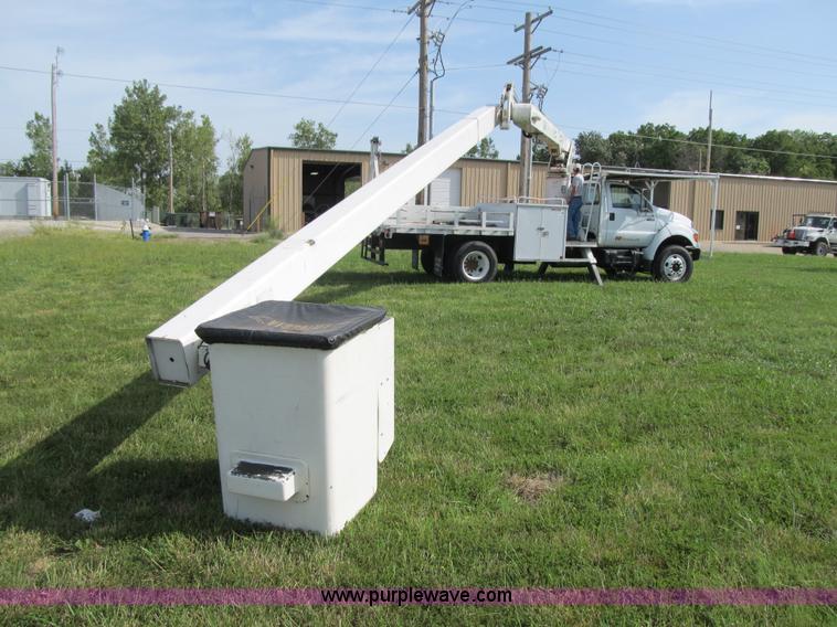 image for item F8814 2000 Ford F750 Super Duty XL boom truck