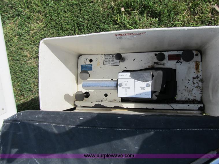 image for item F8814 2000 Ford F750 Super Duty XL boom truck