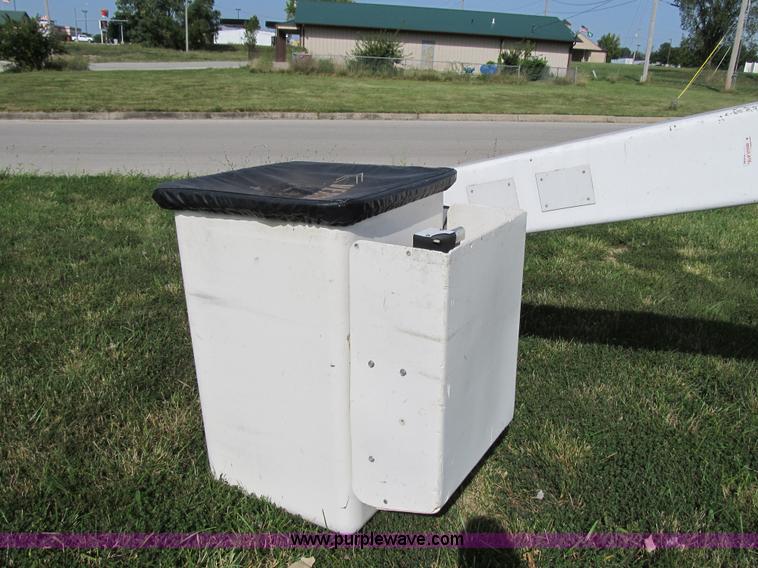 image for item F8814 2000 Ford F750 Super Duty XL boom truck