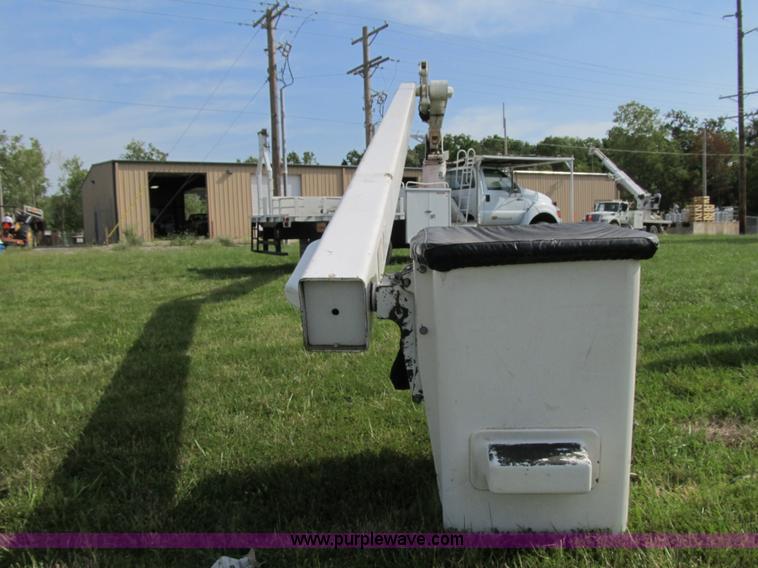 image for item F8814 2000 Ford F750 Super Duty XL boom truck