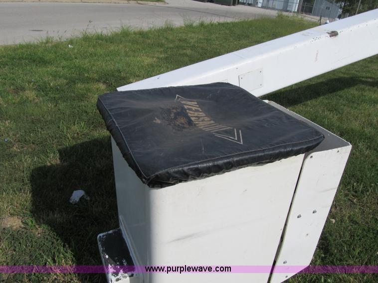 image for item F8814 2000 Ford F750 Super Duty XL boom truck