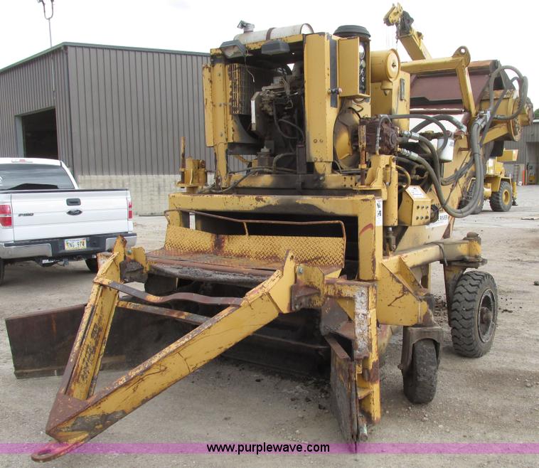 image for item G9993 1988 Lincoln 660H windrow elevator