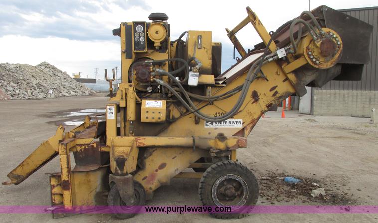 image for item G9993 1988 Lincoln 660H windrow elevator