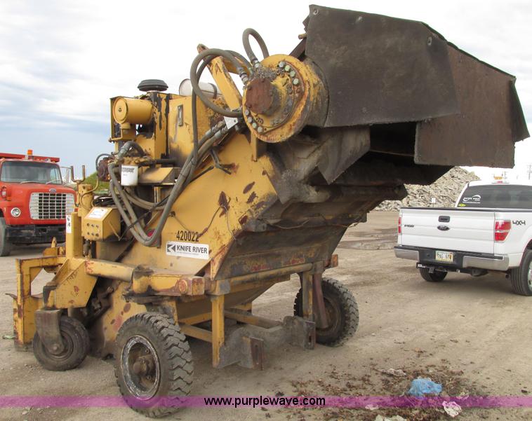 image for item G9993 1988 Lincoln 660H windrow elevator