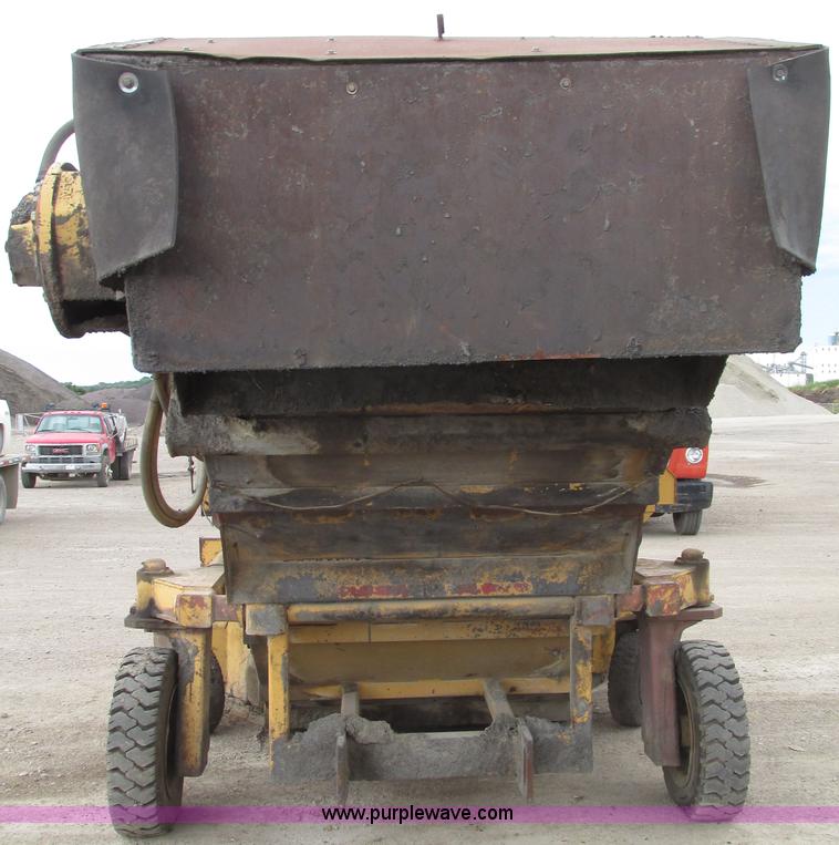 image for item G9993 1988 Lincoln 660H windrow elevator