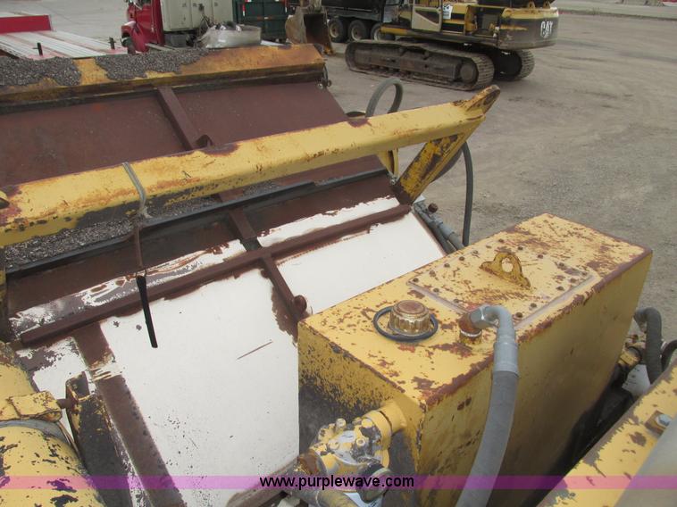 image for item G9993 1988 Lincoln 660H windrow elevator