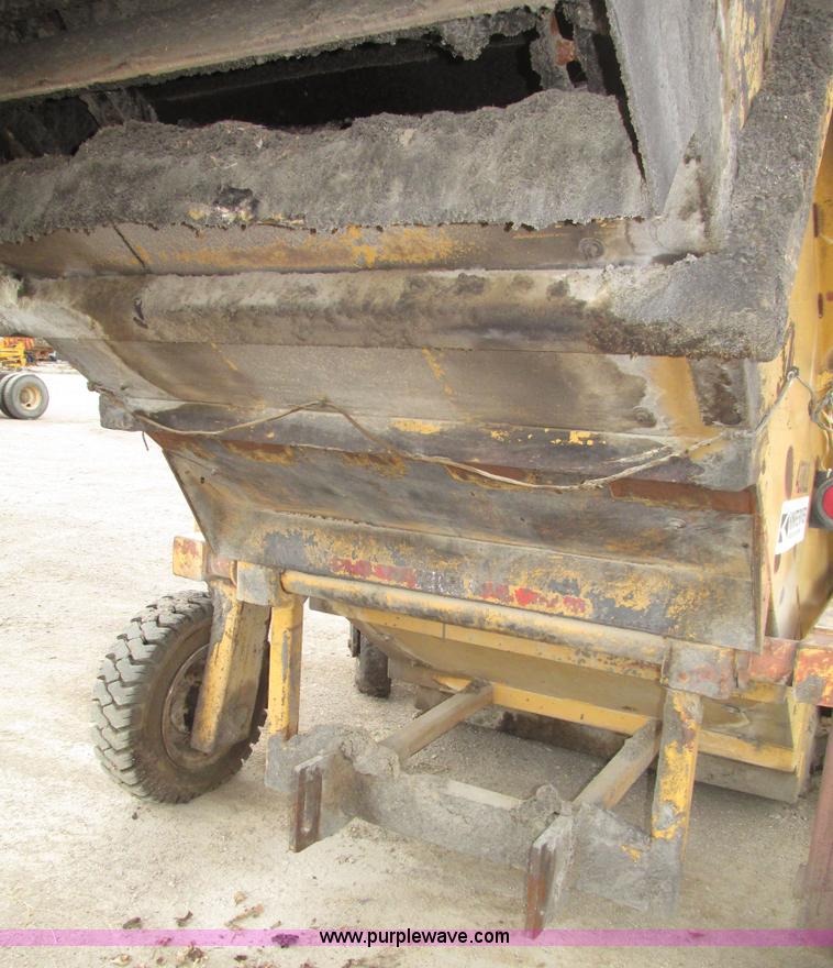 image for item G9993 1988 Lincoln 660H windrow elevator