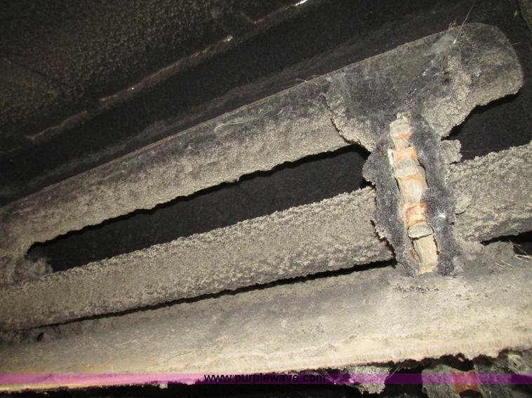 image for item G9993 1988 Lincoln 660H windrow elevator