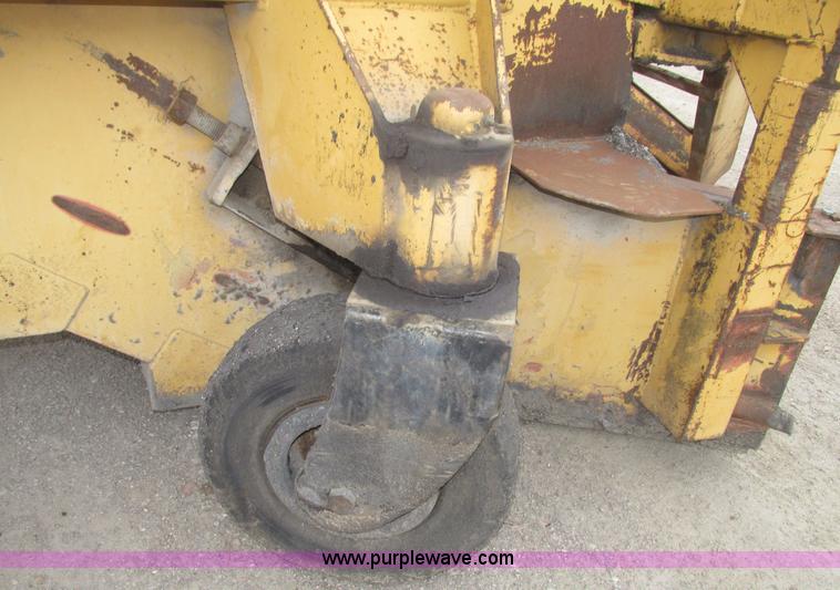 image for item G9993 1988 Lincoln 660H windrow elevator