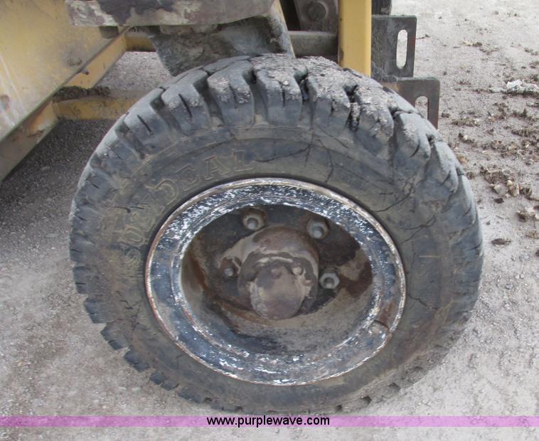 image for item G9993 1988 Lincoln 660H windrow elevator