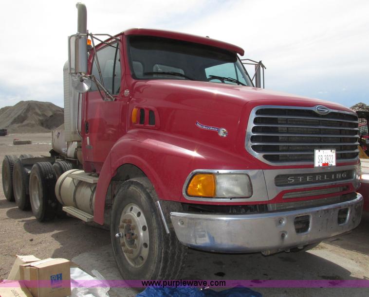 image for item G9998 2001 Sterling L9500 semi truck