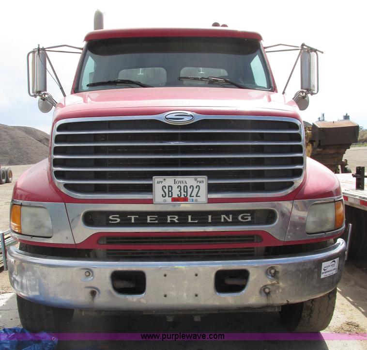 image for item G9998 2001 Sterling L9500 semi truck
