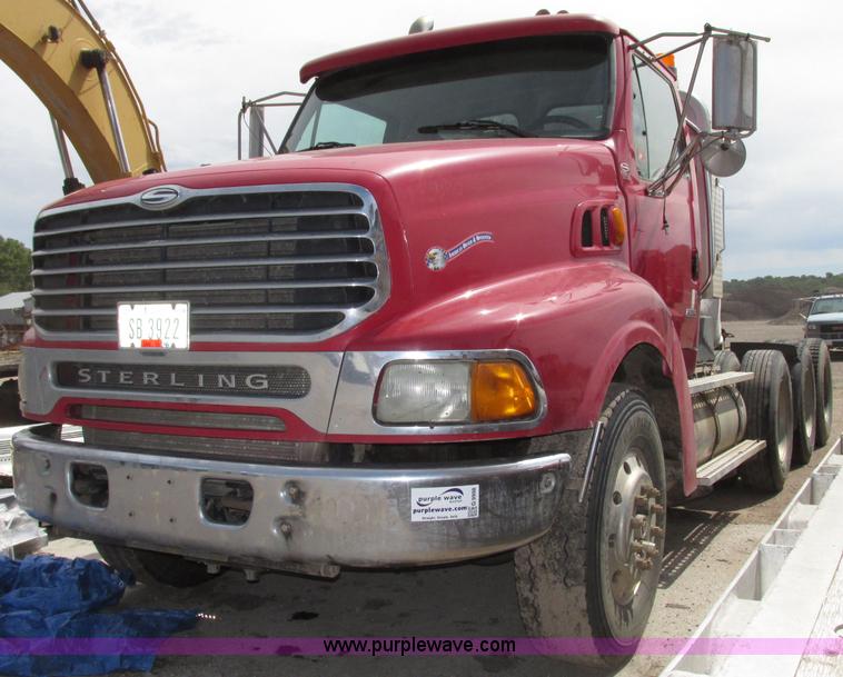image for item G9998 2001 Sterling L9500 semi truck