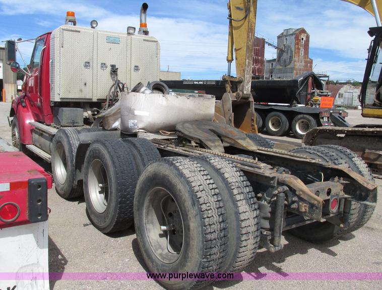 image for item G9998 2001 Sterling L9500 semi truck