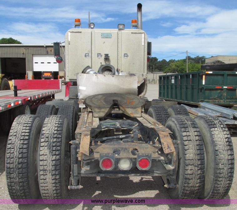 image for item G9998 2001 Sterling L9500 semi truck