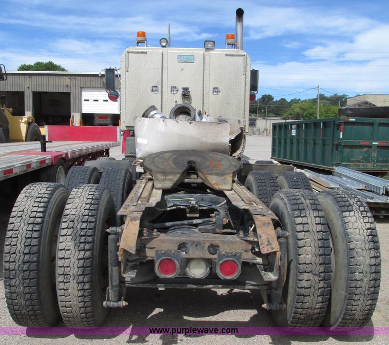 image for item G9998 2001 Sterling L9500 semi truck