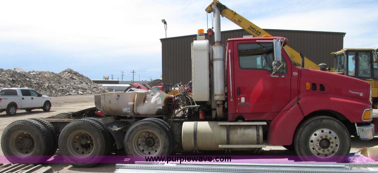 image for item G9998 2001 Sterling L9500 semi truck