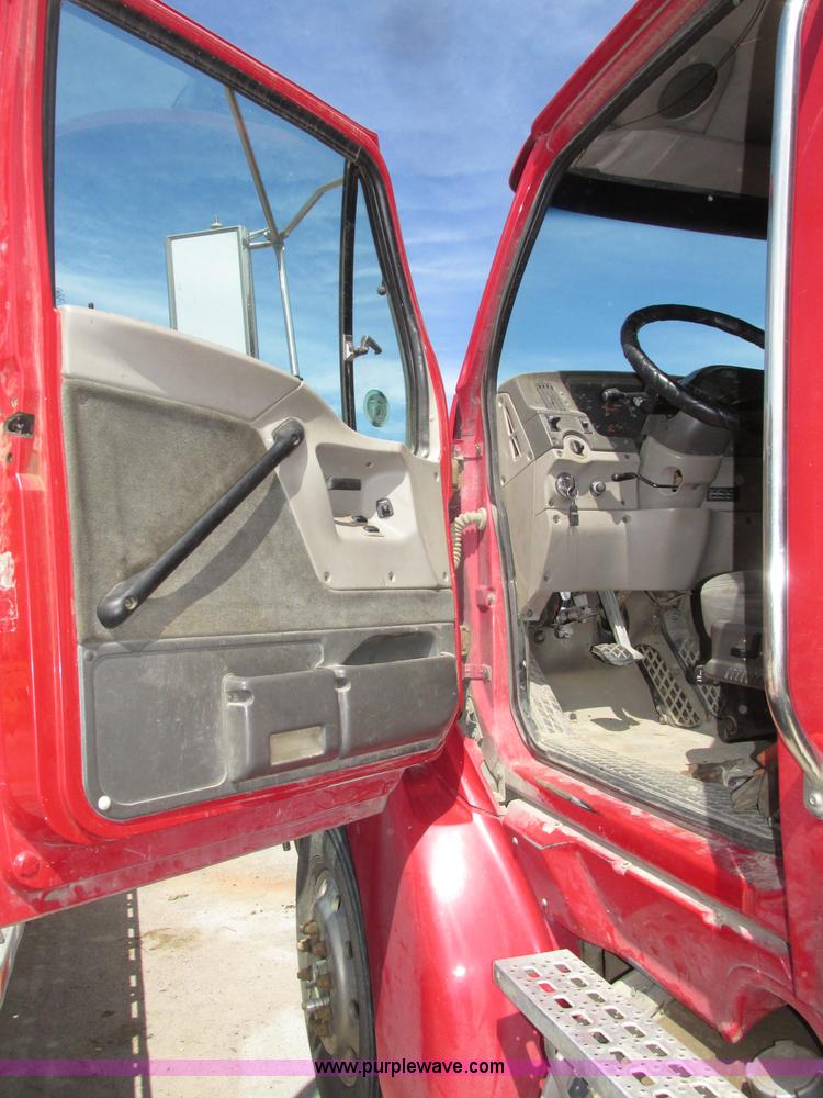 image for item G9998 2001 Sterling L9500 semi truck