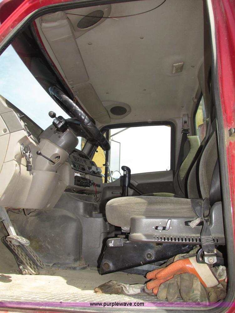 image for item G9998 2001 Sterling L9500 semi truck